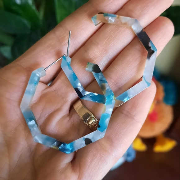 Last Chance! Hoop Earrings - Picture 3 of 3